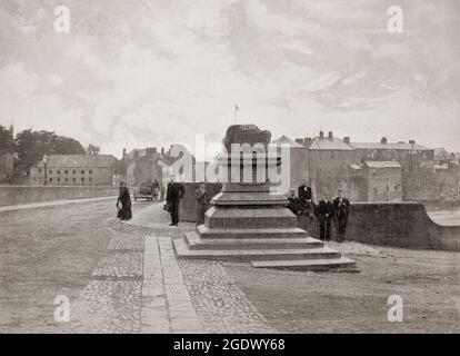 Vue de la pierre du Traité de la fin du XIXe siècle située à l'extrémité Clare du pont Thomond traversant la rivière Shannon dans la ville de Limerick, en Irlande. Selon la tradition, le traité de Limerick a été signé sur la pierre après la guerre de 1691 entre Guillaume d'Orange et Jacques II La pierre repose sur un piédestal érigé en mai 1865 par John Richard Tinsley, maire de la ville. Banque D'Images