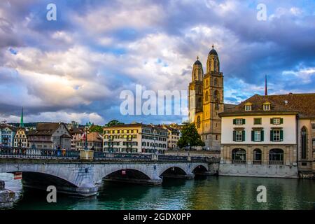 Magnifique ciel nuageux au-dessus de la rivière Limmet dans le centre-ville de Zurich Banque D'Images