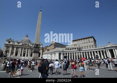 Vatican, Italie. 15 août 2021 - Cité du Vatican (Saint-Siège) LE PAPE FRANÇOIS livre la prière d'Angelus sur la place Saint-Pierre à l'occasion de la fête de l'Assomption de la Sainte Vierge Marie. Après l'angelus, le pape François a souligné la gravité de la situation en Afghanistan et a prié aussi pour le grave tremblement de terre en Haïti. © EvandroInetti via ZUMA Wire (Credit image: © Evandro Inetti/ZUMA Press Wire) Credit: ZUMA Press, Inc./Alay Live News Credit: ZUMA Press, Inc./Alay Live News Banque D'Images