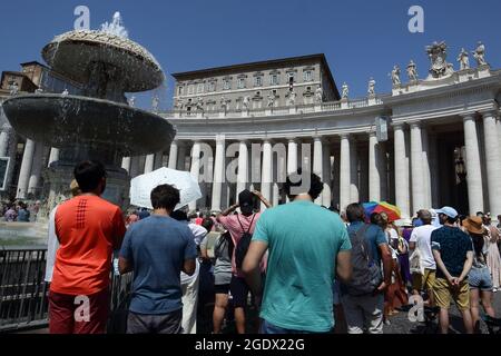 Vatican, Italie. 15 août 2021 - Cité du Vatican (Saint-Siège) LE PAPE FRANÇOIS livre la prière d'Angelus sur la place Saint-Pierre à l'occasion de la fête de l'Assomption de la Sainte Vierge Marie. Après l'angelus, le pape François a souligné la gravité de la situation en Afghanistan et a prié aussi pour le grave tremblement de terre en Haïti. © EvandroInetti via ZUMA Wire (Credit image: © Evandro Inetti/ZUMA Press Wire) Credit: ZUMA Press, Inc./Alay Live News Credit: ZUMA Press, Inc./Alay Live News Banque D'Images