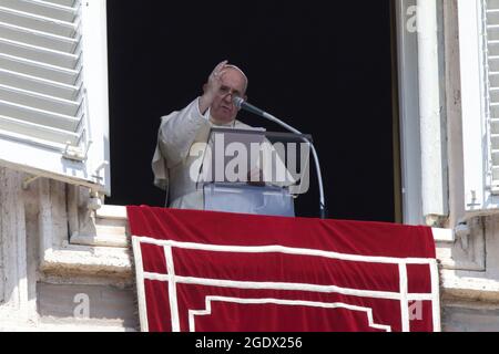 Vatican, Italie. 15 août 2021 - Cité du Vatican (Saint-Siège) LE PAPE FRANÇOIS livre la prière d'Angelus sur la place Saint-Pierre à l'occasion de la fête de l'Assomption de la Sainte Vierge Marie. Après l'angelus, le pape François a souligné la gravité de la situation en Afghanistan et a prié aussi pour le grave tremblement de terre en Haïti. © EvandroInetti via ZUMA Wire (Credit image: © Evandro Inetti/ZUMA Press Wire) Credit: ZUMA Press, Inc./Alay Live News Credit: ZUMA Press, Inc./Alay Live News Banque D'Images