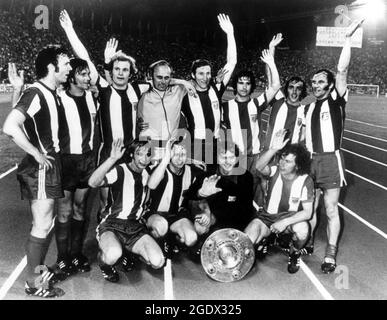 CLASSÉ - 28 juin 1972, Bavière, Munich: Les joueurs du FC Bayern München posent pour une photo d'équipe dans le stade olympique de Munich le 28 juin 1972, tenant le trophée de championnat. Debout (l-r) Franz Beckenbauer, Wilhelm Hoffmann, Uli Hoeneß, entraîneur Udo Lattek, Georg Schwarzenbeck, Gerd Müller, Franz Krauthausen, Franz Roth; squatting Rainer Zobel, Johnny Hansen, Sepp Maier, Paul Breitner. (À 'la légende du Bayern Gerd Müller est morte') photo: -/dpa Banque D'Images