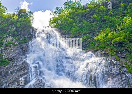 Chute d'eau de Balea dans les montagnes de Fagaras, Carpates, en Transylvanie, comté de Sibiu, Roumanie Banque D'Images
