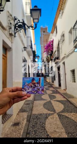 Une photo verticale d'une personne tenant une petite carte d'une belle ville dans les rues Banque D'Images
