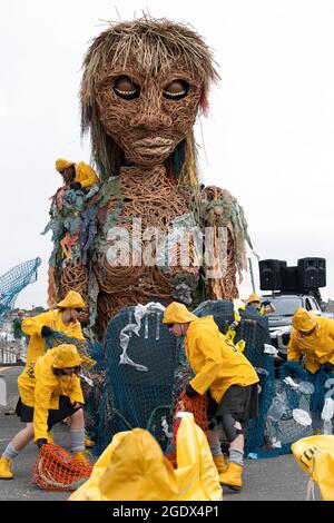 Storm, une marionnette de dix mètres de haut d'une déesse mythique de la mer créée par Vision Mechanics, société de théâtre visuel basée à Édimbourg, sur le front de mer à North Berwick, Lothian est, lors d'une représentation au festival Fringe by the Sea. Date de la photo: Dimanche 15 août 2021. Banque D'Images