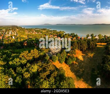 Point d'observation ORB à Balatonboglar Hongrie. Le lac balaton et la montagne de Bafdacsony sont en arrière-plan. Cet endroit est à côté d'un parc d'aventure. Banque D'Images