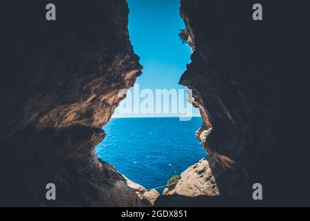 Grotte cachée des pêcheurs dans le pays de Malte Banque D'Images