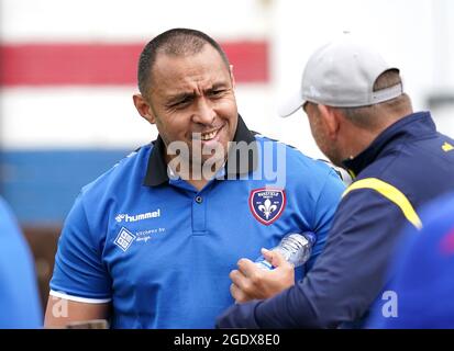 Wakefield Trinity entraîneur-chef Willie Poching (à gauche) et Warrington Wolves entraîneur Lee Briers avant le match de la Super League de Betfred au Mobile Rocket Stadium, Wakefield. Date de la photo: Dimanche 15 août 2021. Banque D'Images