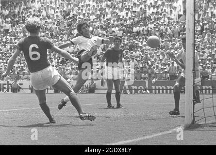 Mexico, Mexiko. 15 août 2021. Gerd MUELLER, légende du football, est décédé à l'âge de 75 ans. Photo d'archive; lors de la coupe du monde de football 1970, Gerd MUELLER (2e à partir de la gauche) a marqué le but gagnant 3-2 pour l'Allemagne en quart de finale contre l'Angleterre. (08/29/2001) photo en noir et blanc! Credit: dpa/Alay Live News Banque D'Images