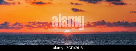 Panorama de Sundown sur Sea Horizon au coucher du soleil. Ciel lever de soleil naturel couleurs chaudes sur l'océan Banque D'Images
