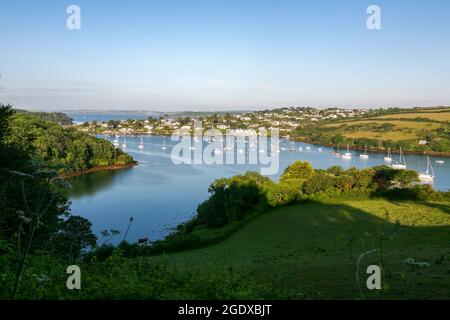 La rivière Percuil et St. Mawes, avec de nombreux bateaux amarrés : la péninsule de Roseland, Cornwall, Royaume-Uni Banque D'Images