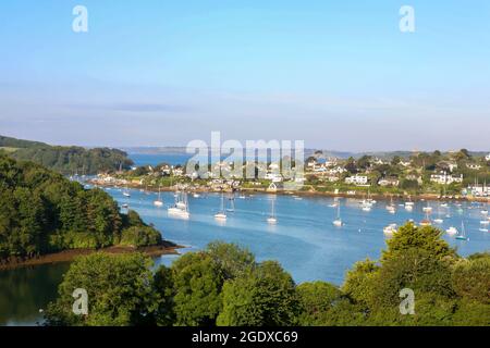La rivière Percuil et St. Mawes, avec de nombreux bateaux amarrés : la péninsule de Roseland, Cornwall, Royaume-Uni Banque D'Images
