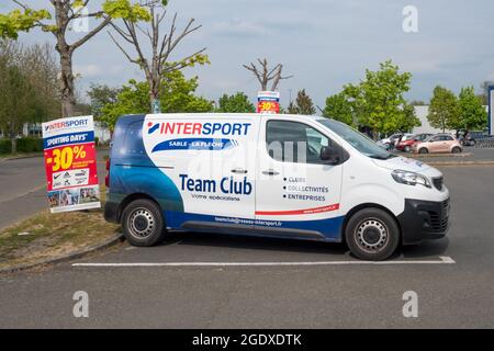 LA FLECHE, FRANCE - 03 juillet 2021 : une fourgonnette avec marque INTERSPORT et logo garée dans les rues de la Fleche, France Banque D'Images