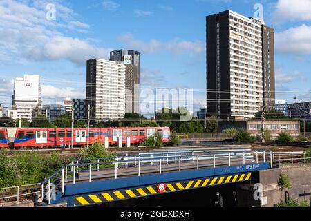 La tour se trouve sur le domaine Carpenters , un domaine de conseil abritant Stratford, Newham, est de Londres Banque D'Images