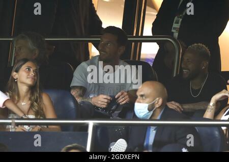 Lionel Messi (R), l'attaquant argentin de Paris Saint-Germain, regarde le match de football français L1 entre Paris Saint-Germain et le Racing Club de Strasbourg avec sa femme Antonella Roccuzzo (première rangée C) et Neymar Jr lors du match de football de championnat français Ligue 1 entre Paris Saint-Germain et RC Strasbourg le 14 août, 2021 au stade du Parc des Princes à Paris, France - photo Mehdi Taamallah / DPPI Banque D'Images