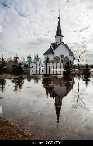 Église de Saint-Georges la victorieuse sur Srednaya Rogatka (milieu Slingshot) se reflète dans un énorme bassin d'eau de fonte au début du printemps. Parc Pulkovo dans Banque D'Images