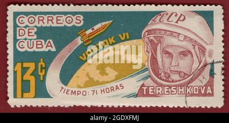 Cuba - VERS 1963: Timbre-poste imprimé à Cuba dédié au vol de l'engin spatial soviétique Vostok - 6 avec la première femme à bord de Valentina T. Banque D'Images