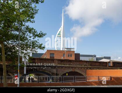 08-12-2021 Portsmouth, Hampshire, UK l'entrée de Gunwharf Quays à Portsmouth avec la tour Spinnaker en arrière-plan Banque D'Images