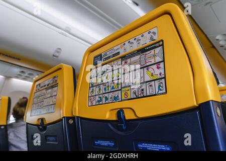 Informations de sécurité dans Boeing 737-800 de Ryanair Irish OW-cost Carrier Banque D'Images