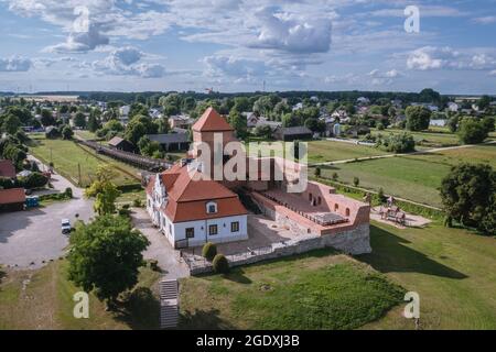 Vue sur les drone du château ducal gothique du XVe siècle sur la rive du fleuve Liwiec dans le village de LIW, la Voïvodeship de Masovian en Pologne Banque D'Images