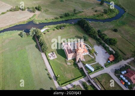 Vue sur les drone du château ducal gothique du XVe siècle sur la rive du fleuve Liwiec dans le village de LIW, la Voïvodeship de Masovian en Pologne Banque D'Images