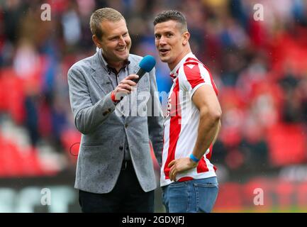 Stoke Boxer Nathan 'The Hitman' Heaney est interviewé par l'annonceur du stade Steve Buxton lors du match de championnat Sky Bet au stade bet365, Stoke-on-Trent. Date de la photo: Samedi 7 août 2021. Banque D'Images