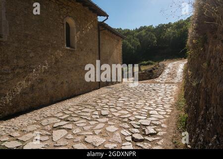 Rosciolo dei Marsi , Italie-août 7, 2021:l'église romane, d'origine bénédictine, est située dans un endroit isolé sur les pentes du mont Velino.the Banque D'Images