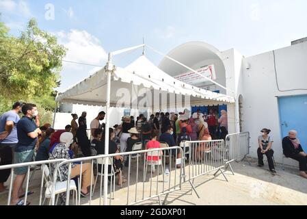 Tunis, Tunisie. 15 août 2021. Les gens attendent d'être vaccinés avec des doses du vaccin Moderna COVID-19 dans un centre d'inoculation situé dans un lycée de la capitale Tunis.le directeur général de la santé tunisienne Faycel Ben Salah a déclaré que près d'un million de personnes seront appelées à la 2e journée de vaccination intensive contre le coronavirus, cibler les 18-39 groupes d'âge. Crédit : SOPA Images Limited/Alamy Live News Banque D'Images