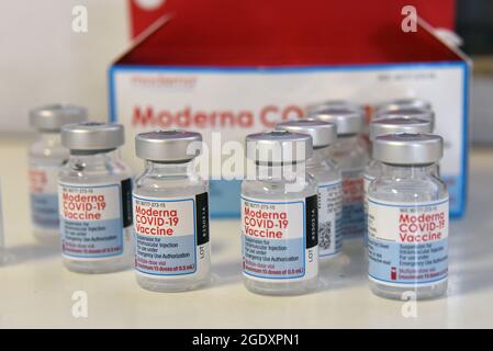 Tunis, Tunisie. 15 août 2021. Moderna COVID-19 flacons de vaccin vus sur une table dans un centre d'inoculation dans un bâtiment d'école secondaire dans la capitale Tunis.le directeur général de la santé tunisienne Faycel Ben Salah a déclaré que près d'un million de personnes seront appelées au 2ème jour de vaccination intensive contre le coronavirus, ciblant les 18-39 groupes d'âge. (Photo de Jdidi Wassim/SOPA Images/Sipa USA) crédit: SIPA USA/Alay Live News Banque D'Images