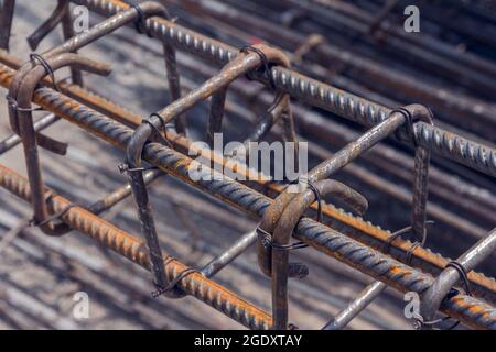 Rebarrer la texture. Tige en acier de renfort. Barre d'armature rouillée pour le coulage du béton. Barres de renfort en acier. Renforcement des travaux en acier de la barre d'armature de construction. Fermer Banque D'Images