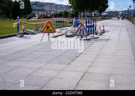 Coruna, Espagne - août 14 2021 : réparations du trottoir à la Coruna Espagne Banque D'Images