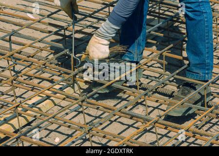 Renforcement des travaux en acier de la barre d'armature de construction. Gros plan des barres d'armature en acier. Tige en acier de renfort. Banque D'Images