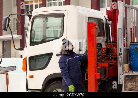 Le pilote se concentre sur manipulateur hydraulique de commande de grue Banque D'Images