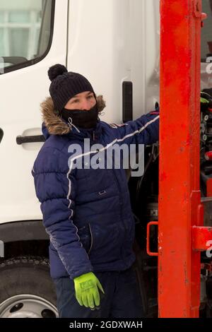 Le pilote se concentre sur manipulateur hydraulique de commande de grue Banque D'Images