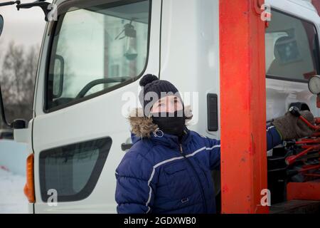 Le pilote se concentre sur manipulateur hydraulique de commande de grue Banque D'Images