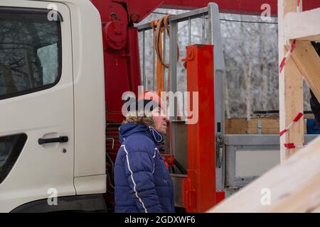 Le pilote se concentre sur manipulateur hydraulique de commande de grue Banque D'Images