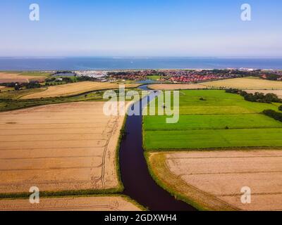 Vue aérienne de la côte est de la Frise en Basse-Saxe, Allemagne. Vue sur Neuharlingersiel, station balnéaire de la mer du Nord, parc national de la mer des Wadden. Banque D'Images