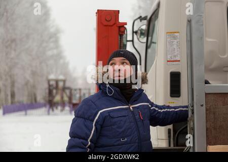 Le pilote se concentre sur manipulateur hydraulique de commande de grue Banque D'Images