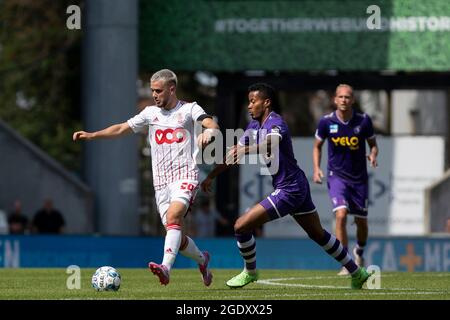 Nicolas Raskin de Standard et Musashi Suzuki de Beerschot photographiés en action lors d'un match de football entre Beerschot va et Standard de Liège, dimanche 1 Banque D'Images