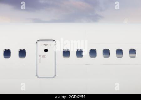 Fuselage d'avion avec porte et fenêtres. Avion contre ciel nuageux. Banque D'Images