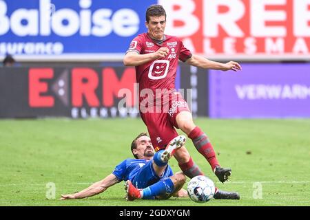 Les Sums Sven de Gand et les Swers Iebe de Mechelen se battent pour le ballon lors d'un match de football entre KAA Gent et KV Mechelen, dimanche 15 août 2021 à Gand, o Banque D'Images