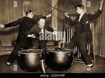 Effets sonores aux studios de radio de la BBC (British Broadcasting Association), Londres, en 1925. Un combat d'épée avec des effets de kettledrum. En novembre 1922, la BBC a lancé son premier service de radio quotidien à Londres – 2LO et peu après que l'ingénieur écossais John Charles Walsham Reith est devenu son directeur général . Sous son nom d'origine , la British Broadcasting Company a été créée le 18 octobre 1922 par un groupe de grands amateurs et entreprises de télécommunications sans fil, dont Marconi Banque D'Images