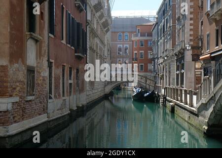 Une vue générale d'un canal, pendant la pandémie du coronavirus à Venise, Italie 25 avril 2020 Banque D'Images