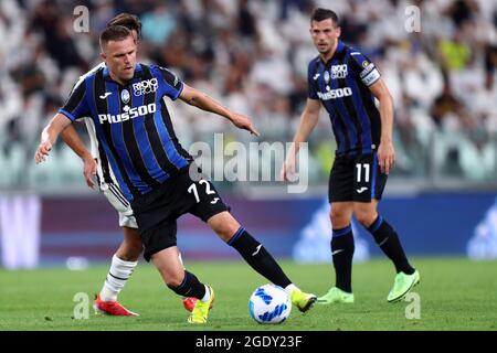 Josip Ilicic d'Atalanta Bergamasca Calcio contrôle le ballon lors du match amical d'avant-saison entre Juventus FC et Atalanta Bergamasca Calcio au stade Allianz le 14 août 2021 à Turin, en Italie. Banque D'Images