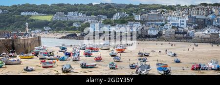 Vue panoramique du port de St Ives à marée basse avec des bateaux au sol à St Ives, Cornwall, Royaume-Uni, le 6 août 2021 Banque D'Images