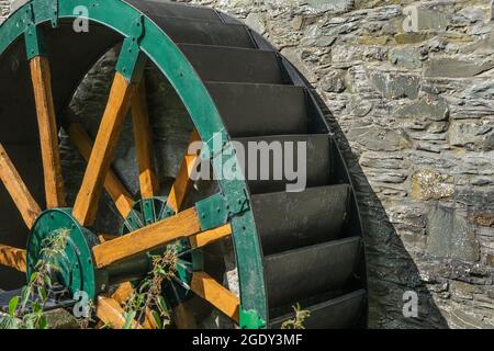 Roue d'eau verte en bois et en métal à l'ancienne usine de coton sur l'eau de la flotte à Gatehouse, Dumfries et Galloway, Écosse Banque D'Images