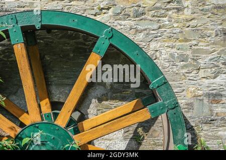 Roue d'eau verte en bois et en métal à l'ancienne usine de coton sur l'eau de la flotte à Gatehouse, Dumfries et Galloway, Écosse Banque D'Images