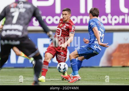 Mechelen Marian Shved et Gent Sven Kums se battent pour le ballon lors d'un match de football entre KAA Gent et KV Mechelen, dimanche 15 août 2021 à Gand, Banque D'Images
