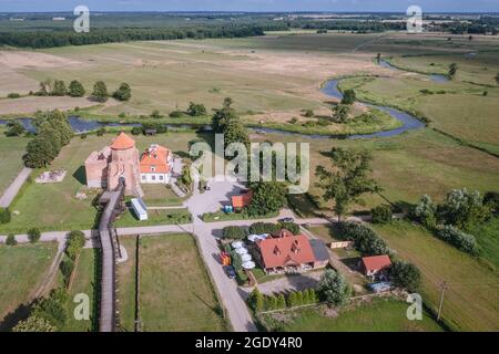 Vue sur les drone du château ducal gothique du XVe siècle sur la rive du fleuve Liwiec dans le village de LIW, la Voïvodeship de Masovian en Pologne Banque D'Images