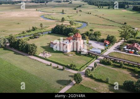 Vue sur les drone du château ducal gothique du XVe siècle sur la rive du fleuve Liwiec dans le village de LIW, la Voïvodeship de Masovian en Pologne Banque D'Images